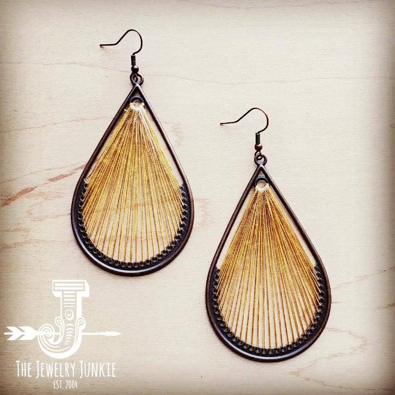 a pair of earrings that are made out of threaded design